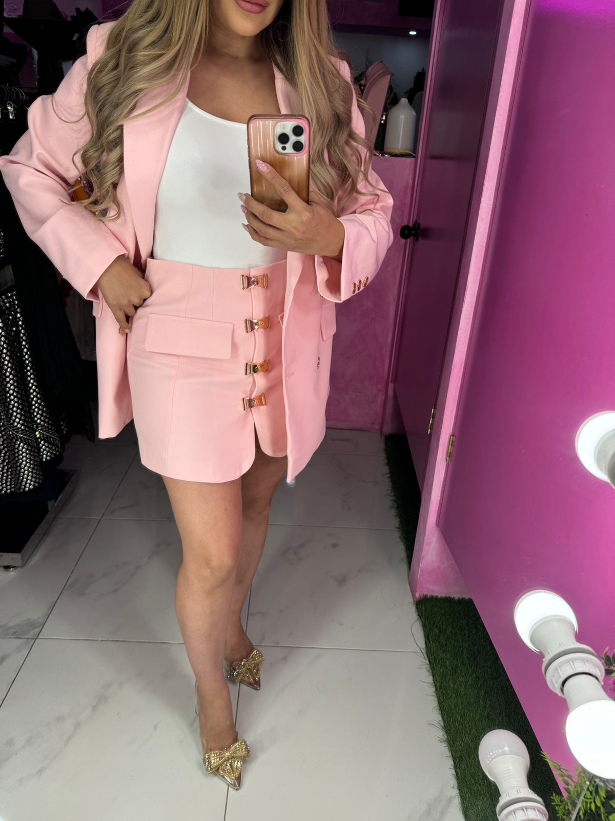 Set rosa de falda y blazer oversized con apliques dorados