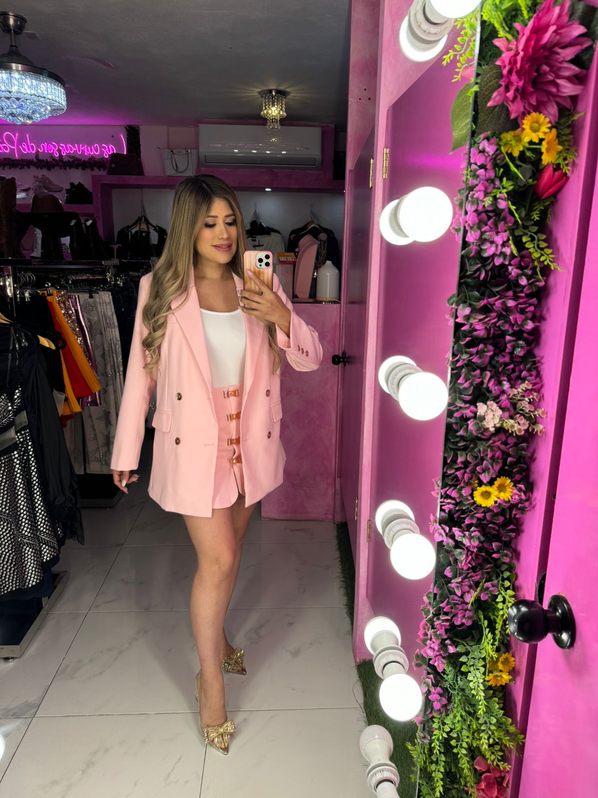 Set rosa de falda y blazer oversized con apliques dorados