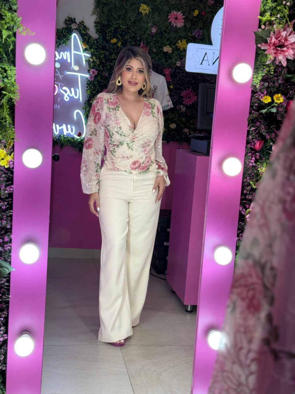 Camisa de Flores Beige con Rosa o Pantalon Rosa Con Cinto.