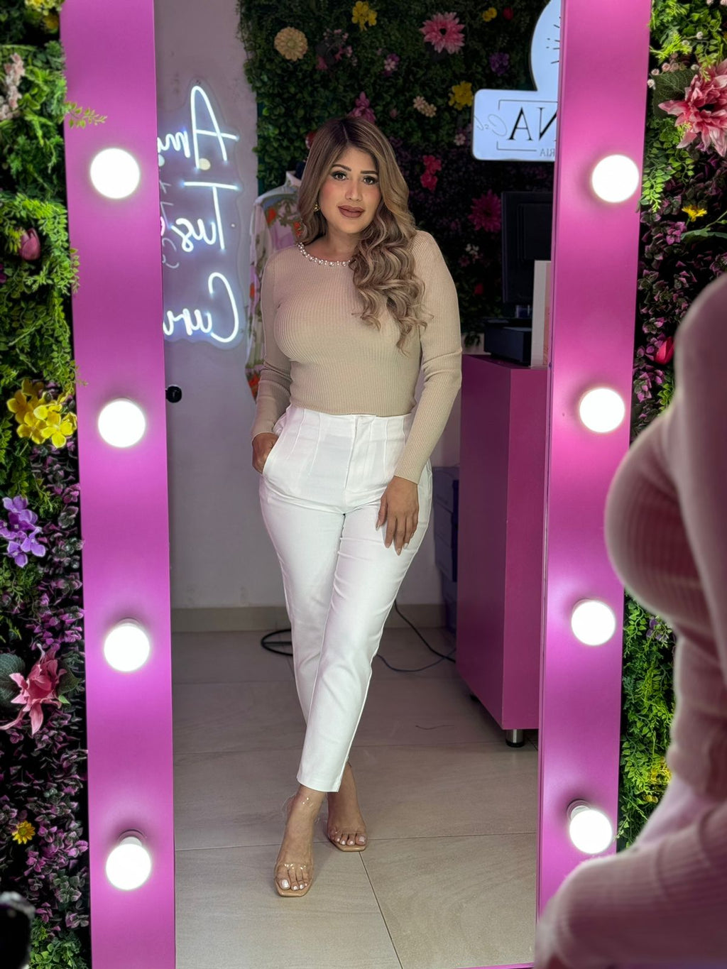 Pantalon de vestir blanco con blusa de perlas