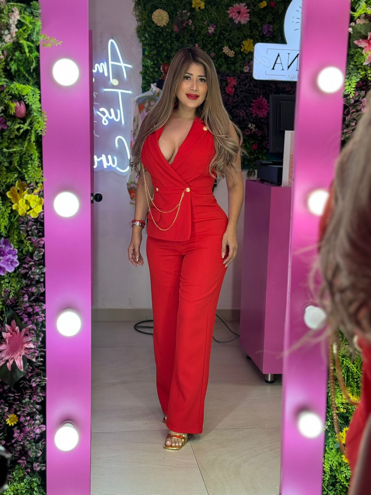 Palazo rojo con cadenas.