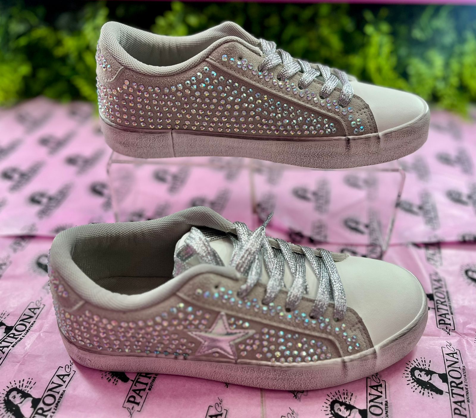 Tenis grises con brillos