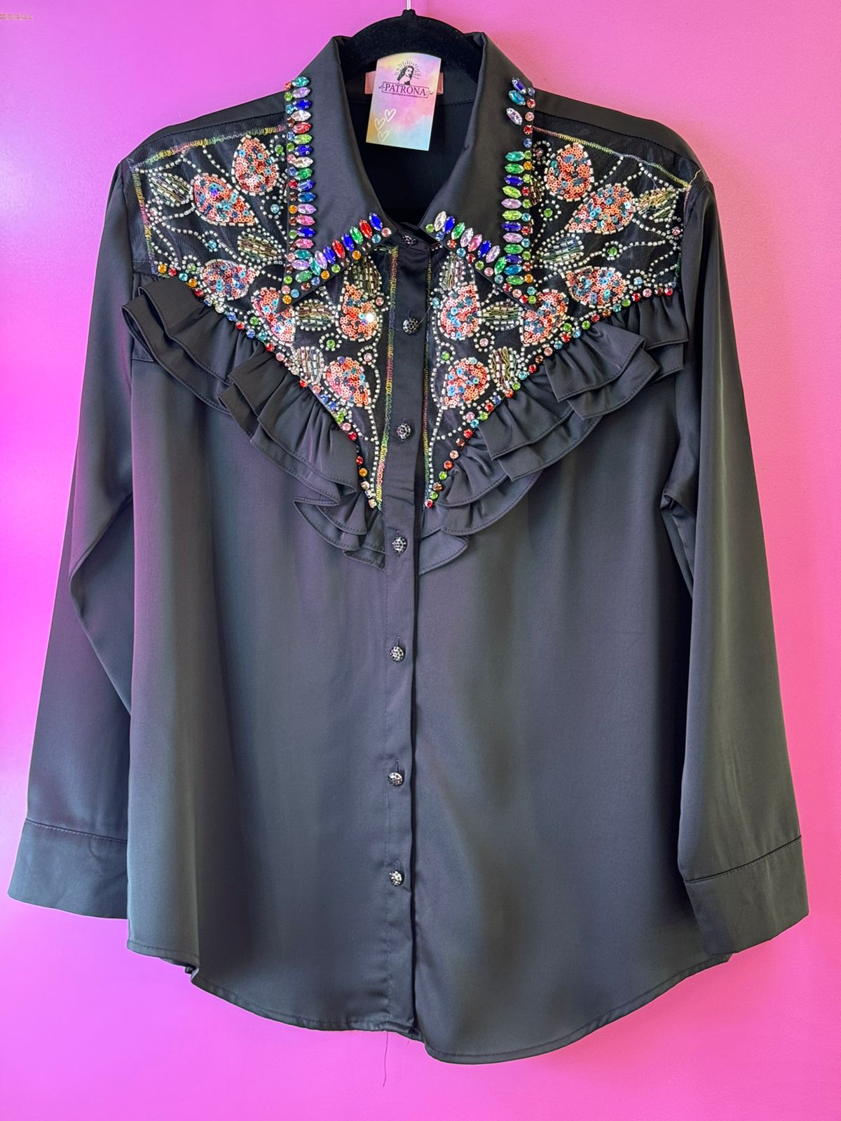 Camisa negra.