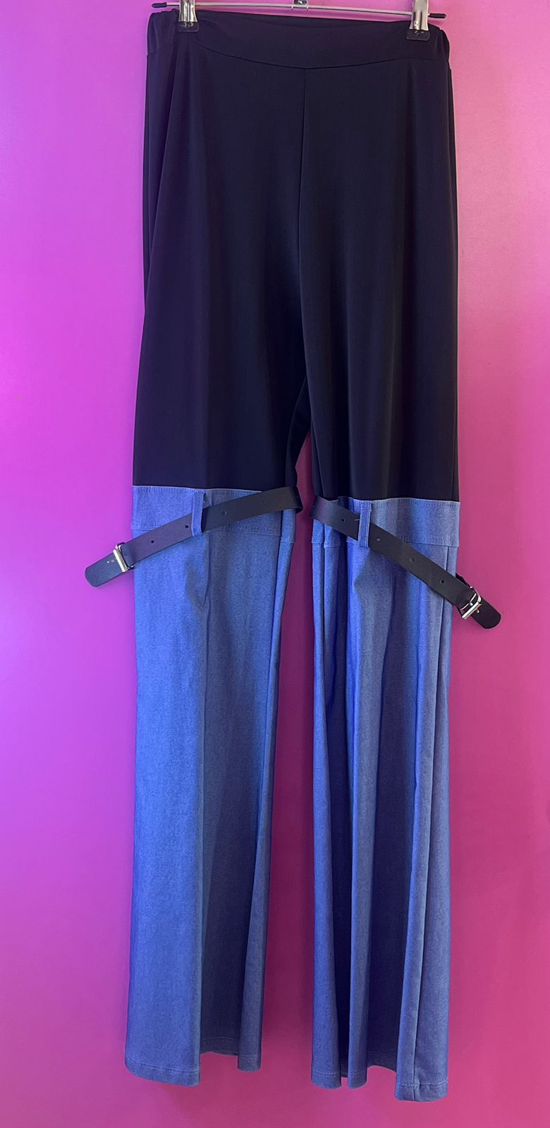 Pantalón estilo vaquero.