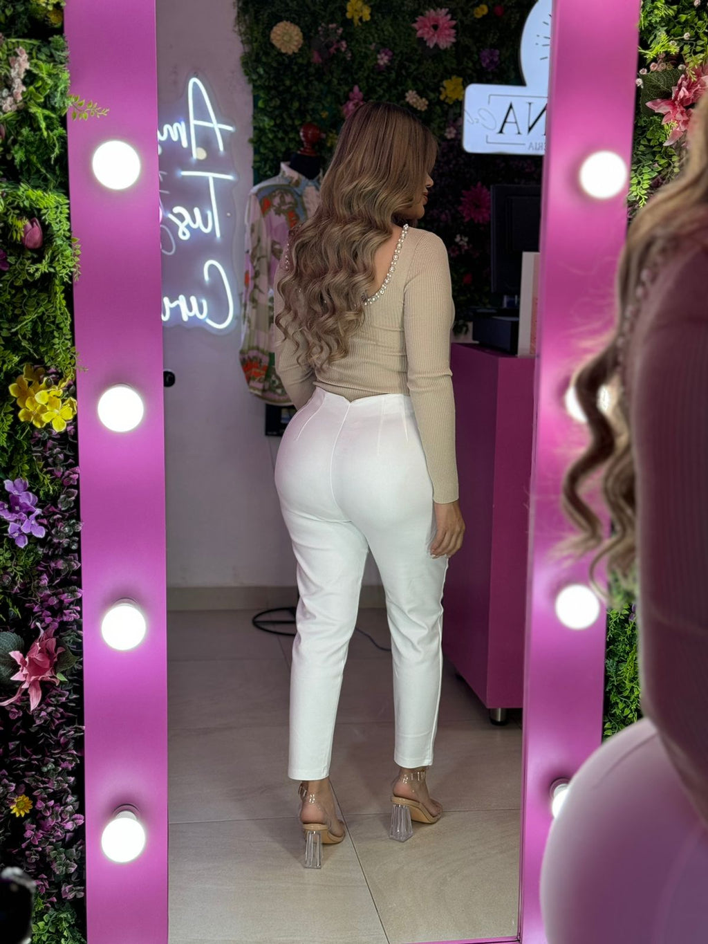 Pantalon de vestir blanco con blusa de perlas