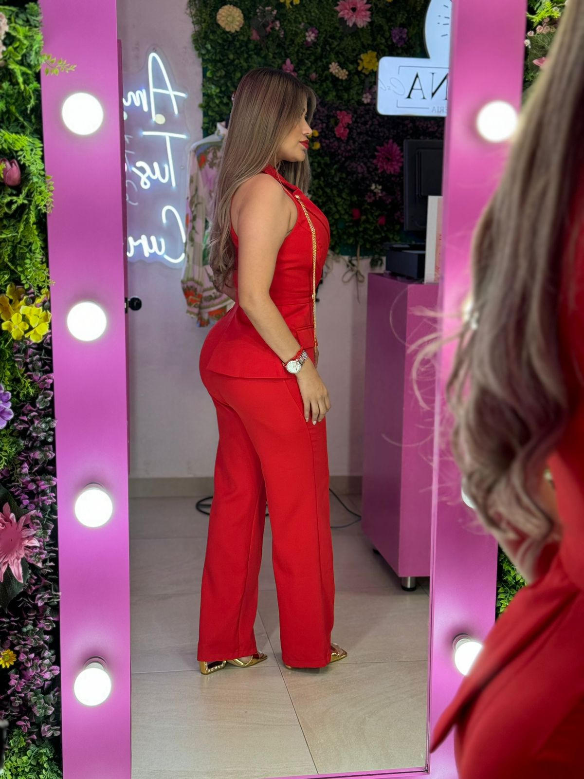 Palazo rojo con cadenas.