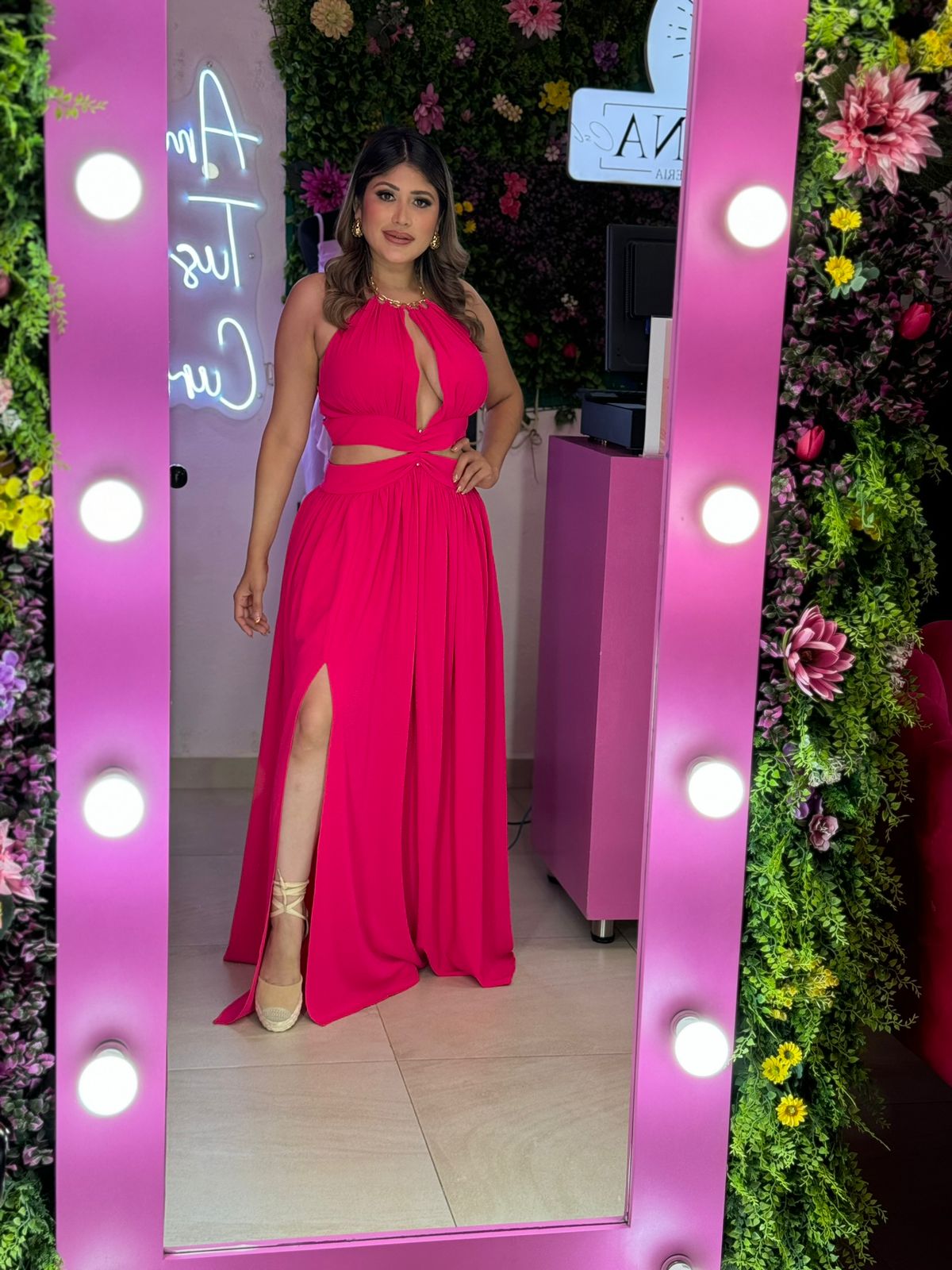 Vestido rosa con abertura.