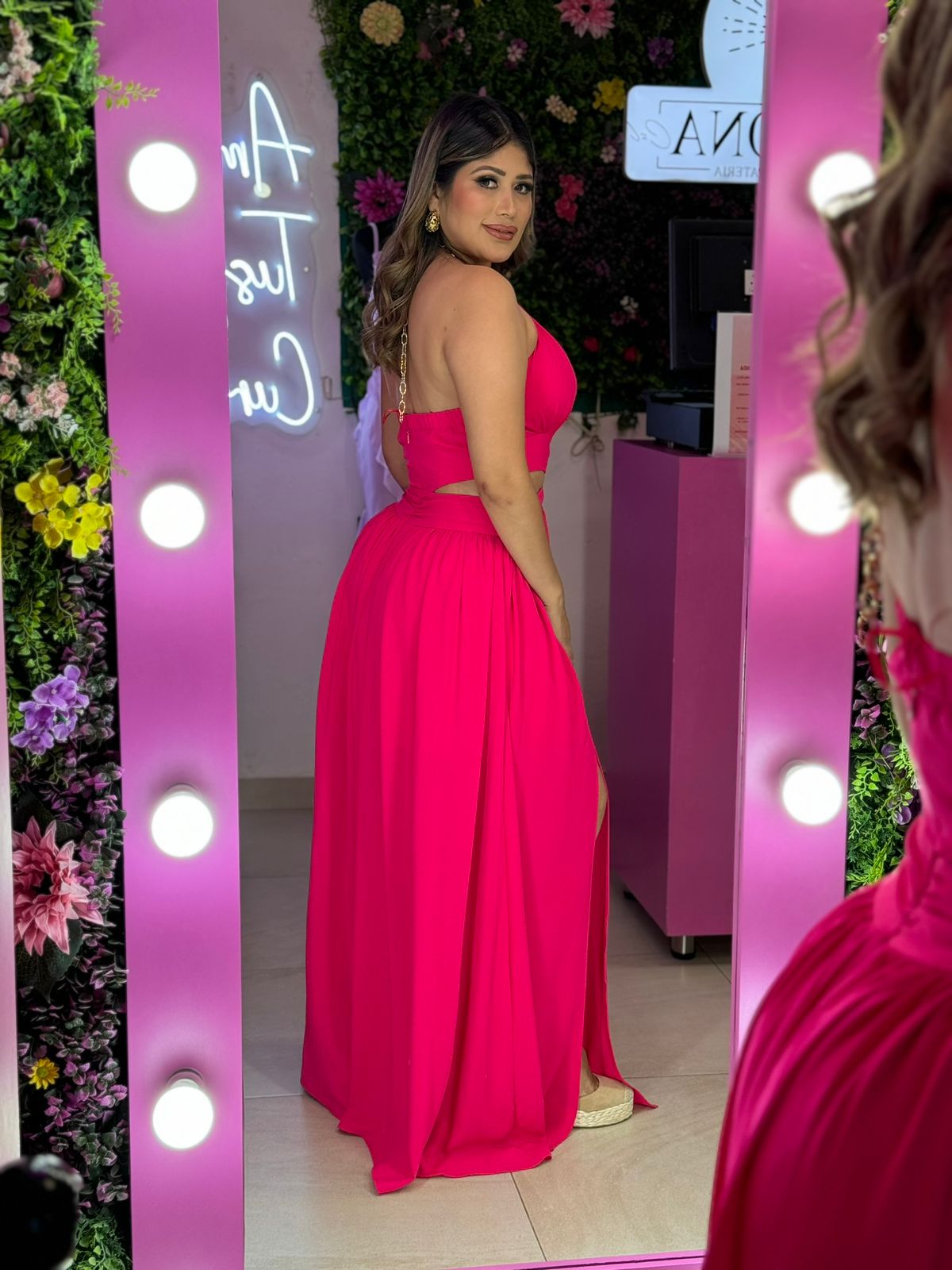 Vestido rosa con abertura.