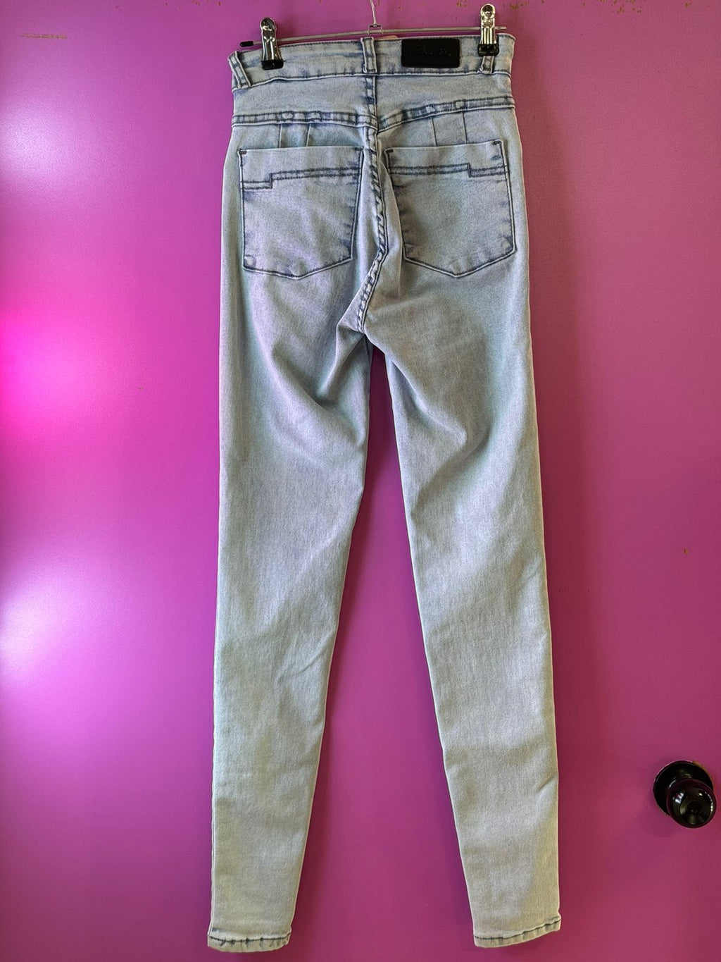 Pantalon mezclilla clara efecto levanta glúteos