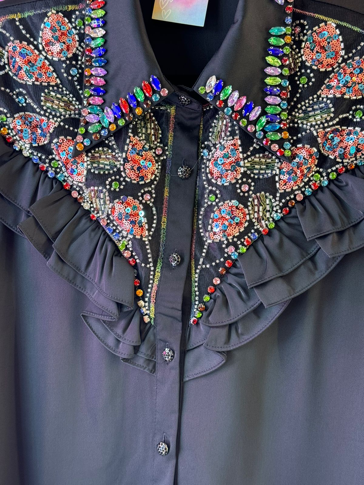 Camisa negra.